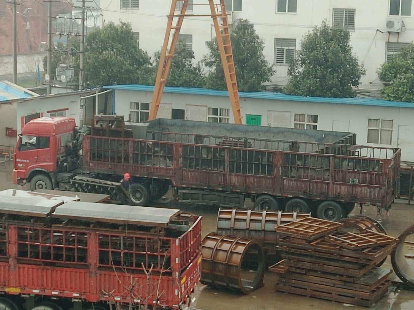 下雨天，系梁模板廠家的員工冒雨裝貨